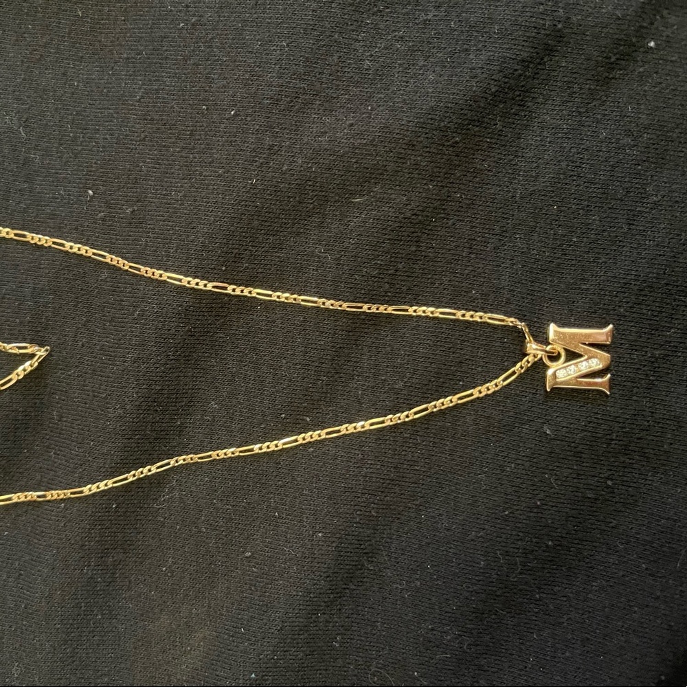 Dije y cadena con inicial